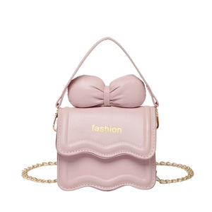 Petit sac à bandoulière rose pour femme avec nœud, bord ondulé et chaîne dorée