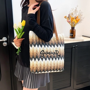 Dreifarbige gewebte Strohtasche im Chevron-Muster mit Summer-Stickerei und Lederriemen