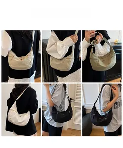 Borsa a mezzaluna in nylon in vari colori e stili di trasporto su una modella