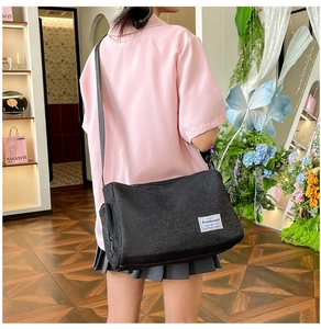 Vue détaillée du sac en toile haute densité avec étiquette de marque et zip robuste