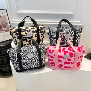 Μεγάλες ριγέ τσάντες ώμου με διάφορα animal prints λεοπάρδαλης και ζέβρας