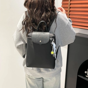 Sac à dos chic en nylon noir avec rabat pailleté et breloque tennis pour femmes actives
