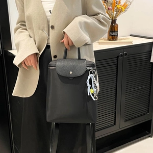 Sac à dos chic en nylon noir avec fermeture à rabat et breloque tennis pour femme