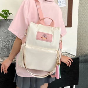 Sac à dos en nylon crème avec bretelles roses et pompon style décontracté chic
