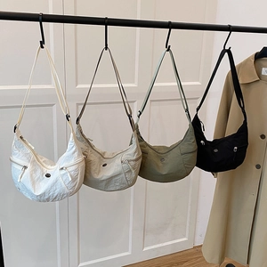 Borse a tracolla a mezzaluna in nylon in quattro colori per il pendolarismo quotidiano