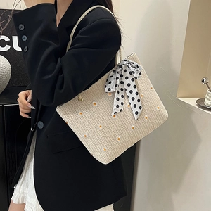 Grand cabas en paille tressée beige avec broderie de marguerites et nœud à pois noirs