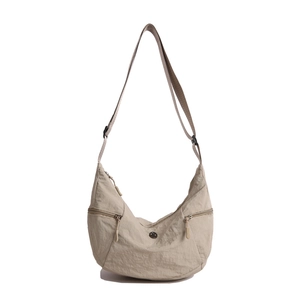 Borsa a tracolla minimalista in nylon beige a mezzaluna con tracolla regolabile