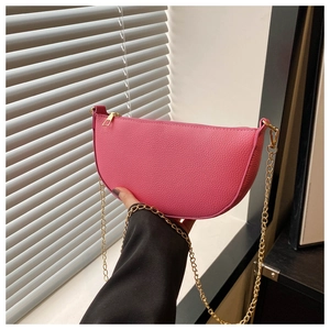 Detail der rosa Halbmondtasche mit Litschi-Lederstruktur und goldener Kette
