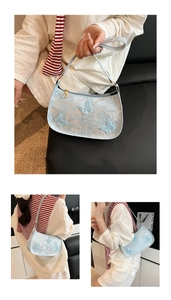 Dettaglio borsa sottobraccio celeste con farfalle 3D e decorazioni floreali in pizzo