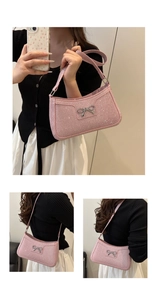 Detail der rosa Pailletten-Schultertasche mit silberner Schleife und Glitzer-Effekt