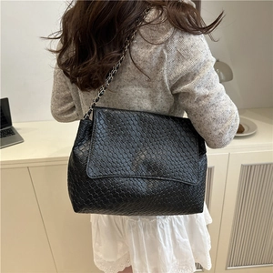 Sac à bandoulière noir tressé avec bandoulière chaîne et grand rabat pour usage quotidien