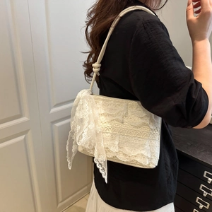 Elegante borsa baguette in pizzo bianco crema con maxi fiocco sulla spalla