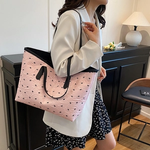 Grand sac cabas rose texturé à imprimé nœuds noirs avec bandoulière en cuir