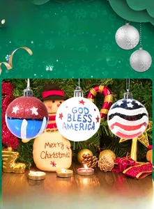 Gros plan d'ornements God Bless America avec motifs à paillettes rouges et rayures
