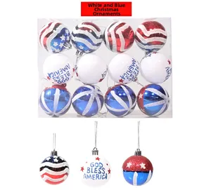 Détail des boules de Noël God Bless America à motifs d'étoiles rouges blanches bleues