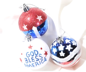 Gros plan de boules décoratives pour l'Indépendance américaine avec étoiles et rayures