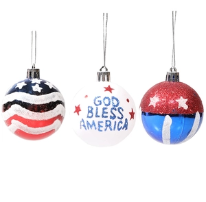 Détail de trois ornements patriotiques avec texte God Bless America et paillettes