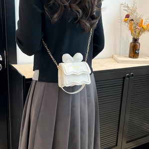 Mini sac sous le bras blanc avec nœud décoratif et bandoulière chaîne dorée