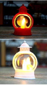 Detail van rode en witte vintage lantaarns met warm flikkerende LED-kaarsverlichting