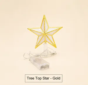 Detail der goldenen Christbaumspitze als Stern mit Kabel und externem Batteriefach