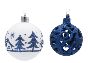 Detalle de bola de Navidad blanca pintada 6cm y adorno calado azul con purpurina