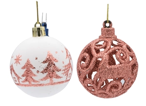 Detalle de bolas navideñas blancas con purpurina rosa y esferas caladas de reno rosa