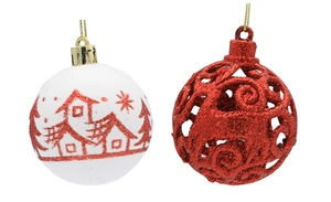 Detalle de bolas de Navidad rojas caladas con purpurina y blancas pintadas con tapas doradas