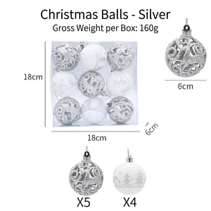 Detalle de bolas de Navidad plateadas caladas y blancas pintadas de 6cm en set de 9