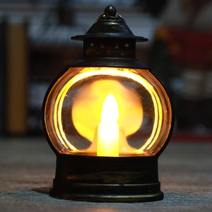 Vintage LED-lantaarn met warmgeel licht en antieke metalen afwerking voor decoratie