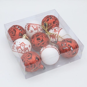 Set de 9 bolas de Navidad con patrones calados rojos y diseños de cabañas blancas