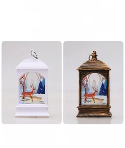Detail van kerstlantaarn met elandpatroon in witte en bronzen afwerkingen