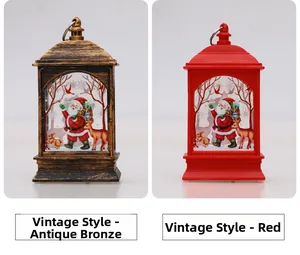 Detail van rode en bronzen kerstlantaarns met kerstmanmotieven en metalen ophangring