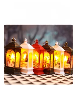 Detail van LED-kerstlantaarns met patronen van de kerstman, rendieren en sneeuwpoppen