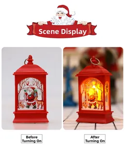 Detail van rode kerstlantaarn met warm LED-lichteffect op kerstman en rendier decor