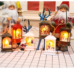 Detailopname van retro kerst lantaarns en kerstman figuren op een geruit tafelkleed