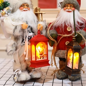 Kerstman decoratie met LED-lantaarns en warm licht op een geruit tafelkleed