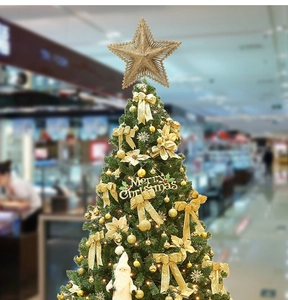 Vue détaillée de l'étoile dorée scintillante sur le sommet d'un sapin de Noël décoré