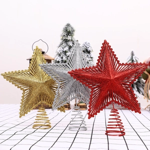 Cimes de sapin de Noël en forme d'étoiles scintillantes, or, argent et rouge avec base