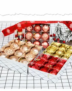 Détail de boules de Noël assorties en or rose, or et rouge avec paillettes et motifs