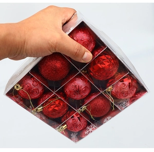 Détail de 9 boules de Noël rouges avec paillettes et motifs en relief en boîte transparente