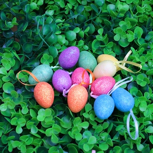 Uova di Pasqua colorate glitterate con nastri su erba verde per decorazioni festive DIY