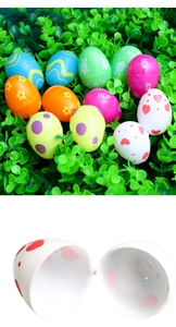 Dettaglio di uova di Pasqua colorate apribili con coniglietti e motivi floreali