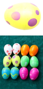 Dettaglio di 12 uova di Pasqua ricaricabili in plastica con motivi colorati su tessuto