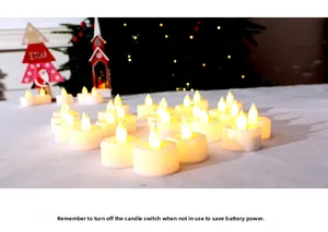 Detailopname van LED-theelichtjes met warm licht in een gezellige kerstversiering