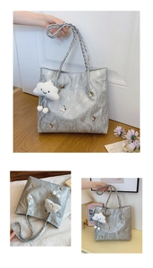 Borsa tote argento a pieghe con decorazione a farfalla e ciondolo a nuvola