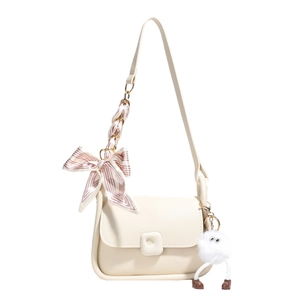 Sac à bandoulière crème tendance avec poignée en foulard de soie et breloque peluche