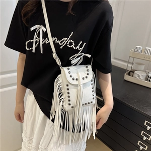 Bolso bandolera blanco bohemio con flecos, tachuelas metálicas y borlas retro