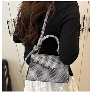 Détail d'un sac bandoulière tendance avec monogramme FF noir et blanc et poignée nouée