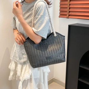 Sac fourre-tout tissé noir avec bretelles en corde de coton blanc et grande capacité