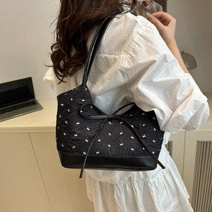 Elegante borsa sottobraccio trapuntata nera con stampe di conigli e fiocco fine